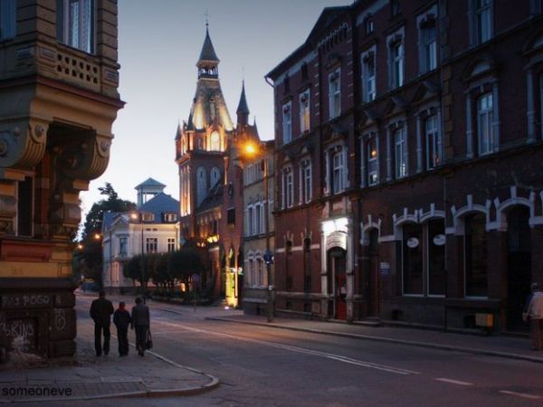 Ulica Armii Krajowej. 
Ratusz, na dalszym planie Biblioteka Miejska.