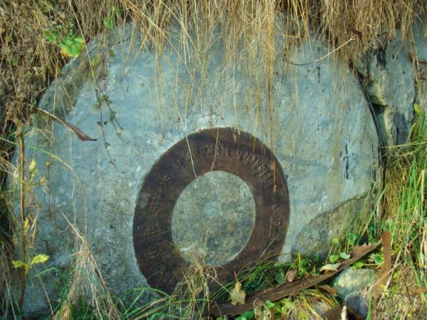 stare młyńskie koło przy rzece Studnicy