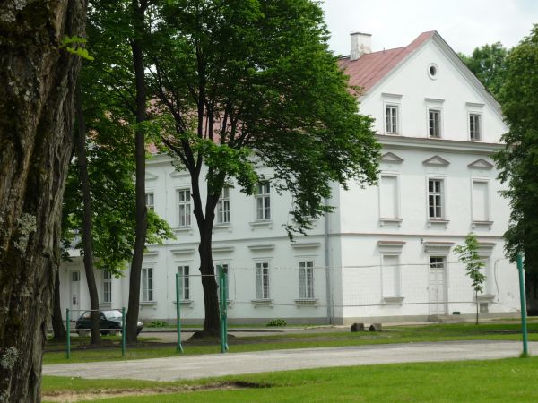 Klasycystyczne budynki dawnego zarządu Ordynacji Zamojskiej.