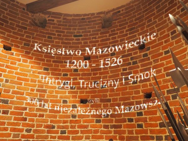 w baszcie zamkowej - na kolejnych kondygnacjach różne ekspozycje dziejowe.