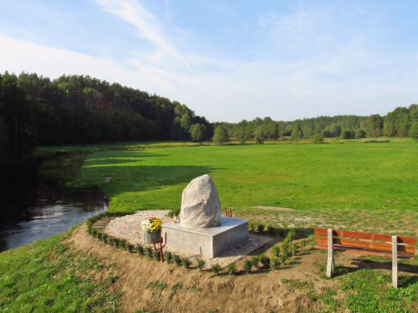 Głaz z tablicą pamiątkową pobytu w tym miejscu Karola Wojtyły w 1956 r.