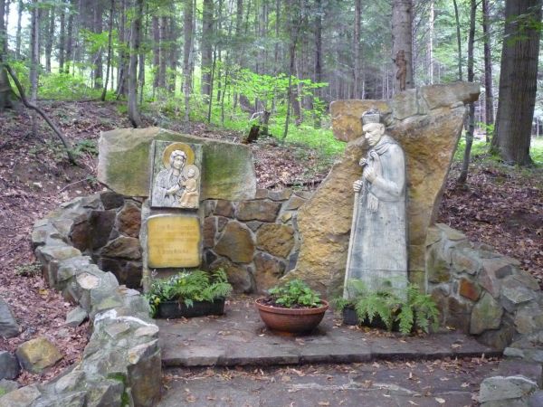 Komańcza. Obelisk poświęcony internowanemu tutaj prymasowi Wyszyńskiemu.