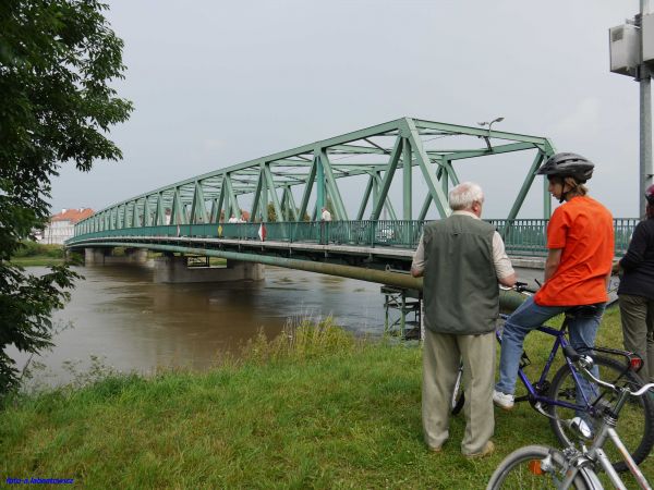 MIESZKAŃCY   OŁAWY   Z  NIEPOKOJEM   PATRZĄ  NA  WIELKĄ  WODĘ  I  MOST - CZERWIEC 2009r.
