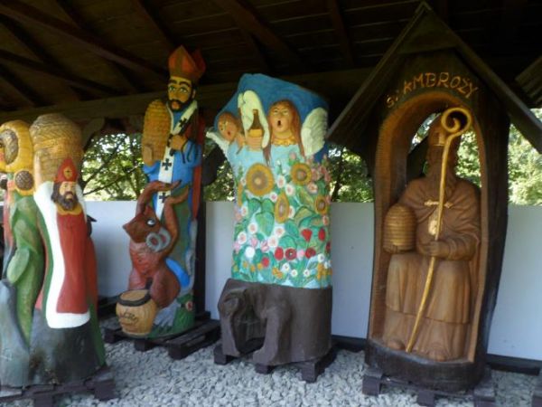 uradowane "zastępy anielskie" pewnie tu zachwalają walory napitków miodnych.