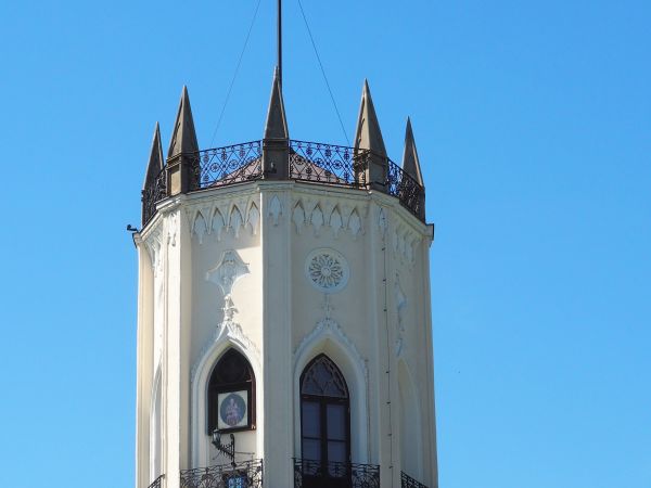 wieża neogotyckiego zameczku a w nim Muzeum Romantyzmu.