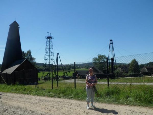 Sektor Naftowy w sanockim skansenie - tu widziane z ul. Gajowej.