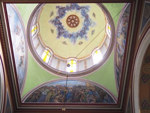 polichromia ścienna i sufitowa jest dziełem malarzy artystów Bogdańskich - tu wnętrze kopuły z tzw. latarnią.