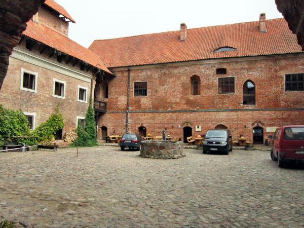 Dziedziniec reszelskiego zamku.