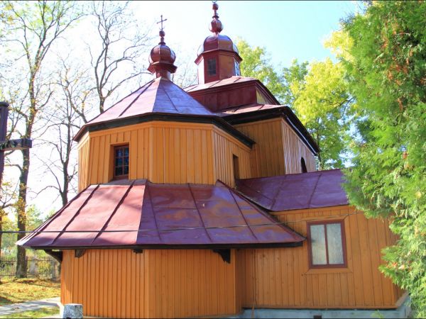 Dawna , drewniana cerkiew greckokatolicka pw. Niepokalanego Poczęcia NMP , wybudowana w 1781 r. Od 1971 r. pełni funkcję rzymskokatolickiej kaplicy filialnej.