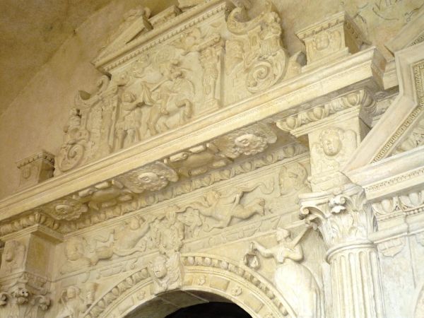 Jedna z najpiękniejszych rezydencji pałacowych w Polsce. Położona 10 km na południe od Przemyśla.  Zamek - pałac powstał w XVI wieku.  Przez kolejne lata rozbud