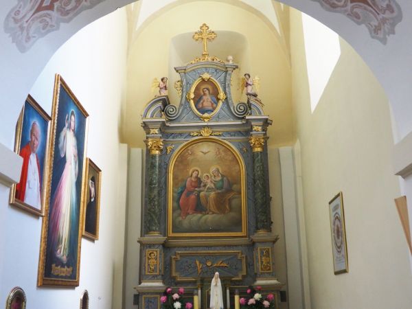 kaplica z ołtarzem po prawej - tam obraz przedstawiający Świętą Rodzinę.