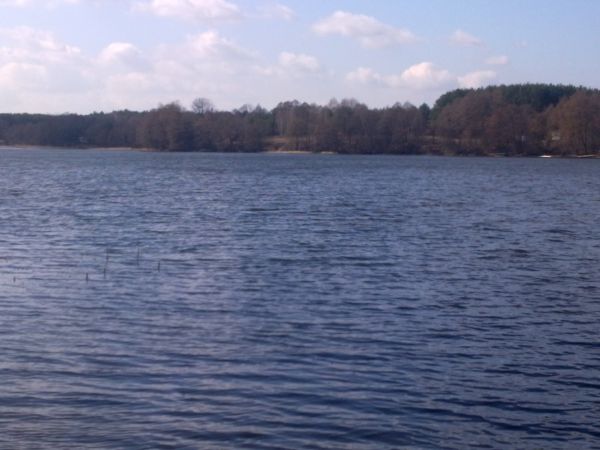 Juz żadnych oznak zimy nad jeziorem w Szczekarzewie