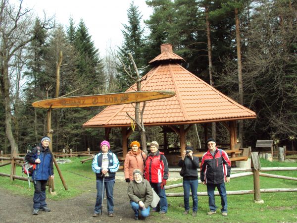 przed wejściem na Ścieżkę przyrodniczo - dydaktyczną "Brzozów - Zdrój", n/z deszczochron - wyposażony w ławy i stoły - o unikalnej konstrukcji brogu.
