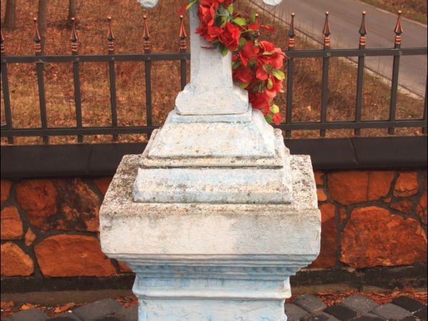 Drewniana , parafialna cerkiew greckokatolicka p.w. Narodzenia NMP w Mołodyczu. Obecnie filialny kościół rzymskokatolicki. Stary krzyż.