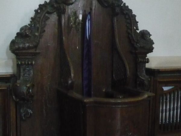 W świątyni jest 6 rzeźbionych konfesjonałów z XVIII w.