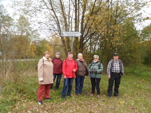 tu skraj Lasu Hanusiska - tu też na solidnym słupku tablica ze strzałką, kieruje do Miejsca Pamięci Narodowej - więcej w innych opisach. Przy temacie : zaprasza