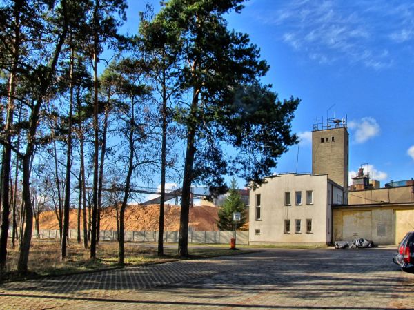 Fragment zakładu produkcji płyt drewnopodobnych "Steico". W budynku na pierwszym planie, mieściła się w czasach gdy był tu Zakład Płyt Pilśniowych, Zakładowa St