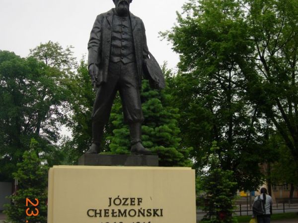 Pomnik malarza Chełmońskiego na deptaku