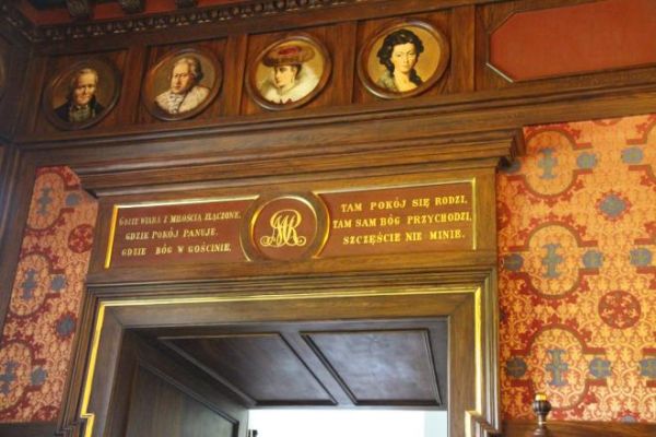 komnata poświęcona Mikołajowi Reyowi - tu skromny fragment, na ścianach wypisane złotymi literami sentencje z jego utworów - takich zdań jest ponad pięćdziesiąt