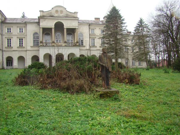 Pałac był siedzibą - w kolejnych czasach - różnych rodów. Był też kilkakrotnie przebudowywany. W XVIII wieku stanowił już własność znakomitego rodu Ostaszewskic