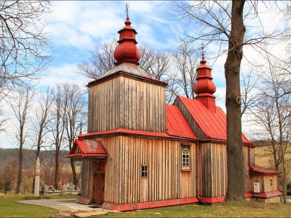 Drewniana filialna cerkiew greckokatolicka p.w.  św. Paraskewii w Hołuczkowie . Zbudowana w 1858 przez miejscowego cieślę Konstiantyna Melnyka. Wewnątrz cerkwi