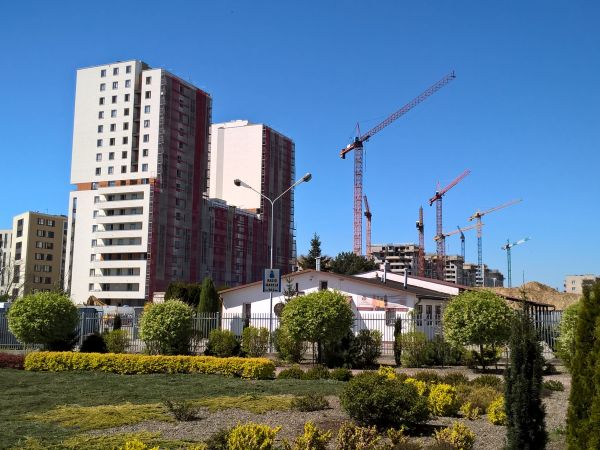 Kraków to nie tylko zabytki,na Starym Mieście niewielu chce mieszkać. Mały Manhattan powstaje na o.Dywizjonu 303 .5 bloków  po 16 pięter ;- 0 .