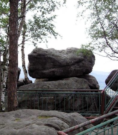 Kamienie na wzgórzu zamkowym.