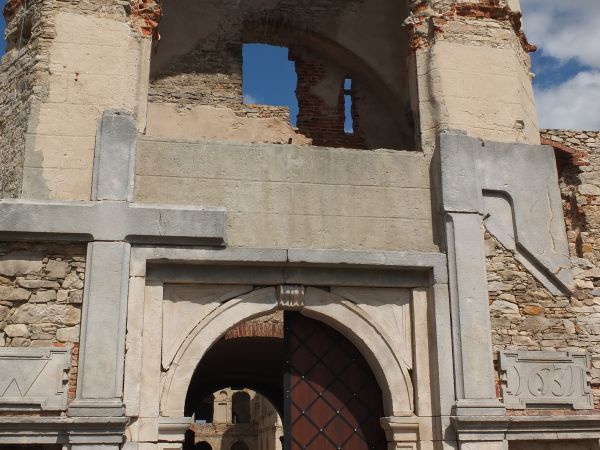 Wejście do zamku jak widać Krzyż - Topór