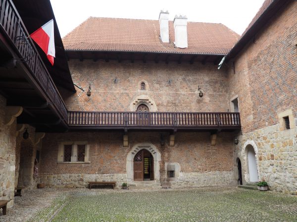zamek - Oddział Muzeum Okręgowego w Tarnowie - i to stanowi, iż taki zadbany oraz szanowany i podziwiany, n/z zamkowy dziedziniec.