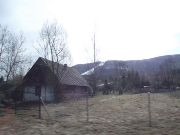 widok na : stację narciarską "Laworta" - główna trasa o długości 1250m, różnica wzniesień to 256m, stacja posiada dwa wyciągi : krzesełkowy o dł. 1300m i orczyk