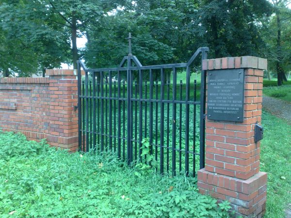 Niemiecki cmentarz ewangelicki .