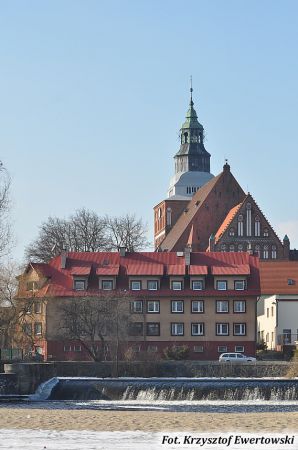 Gryfice, luty 2011 r. Park Miejski - Widok na wodospad (rzeka Rega) i Kościół Mariacki z XIII wieku...