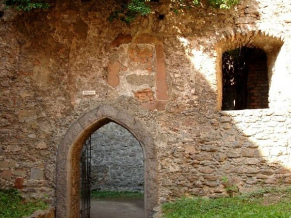 Zamek Chojnik (Jelenia Góra-Sobieszów) – zbudowany w 1364. W 1392 r. zamek otrzymuje od księżnej Agnieszki  (z piastowskiej linii świdnicko-jaworskiej) ry