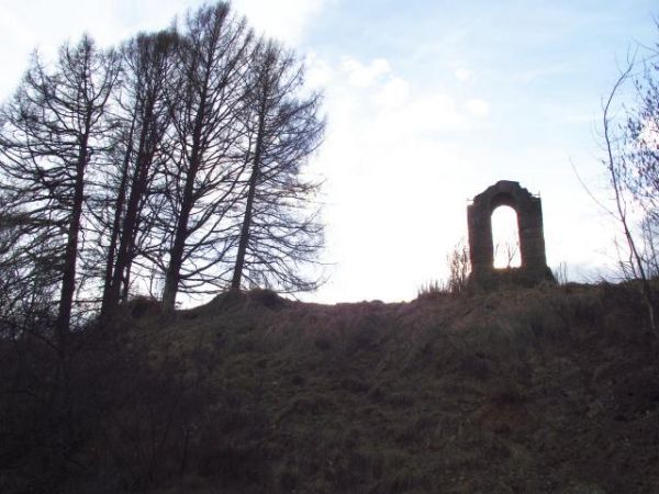 dzwonnica przy kościele ewangelickim. Zachowały się czytelne ślady murów kościoła i kamienne płyty i krzyże nagrobne.