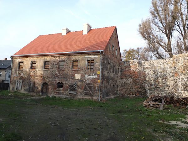 Dom Kata i zachowany  fragment murów obronnych