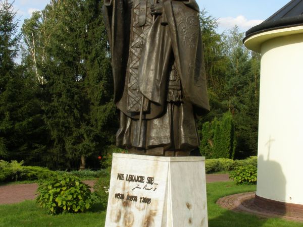 DĄBROWICA k/ LUBLINA . 

Okazały pomnik JANA PAWŁA II stoi na placu przed kościołem.