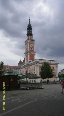 Leszno - ratusz lekko przesłonięty