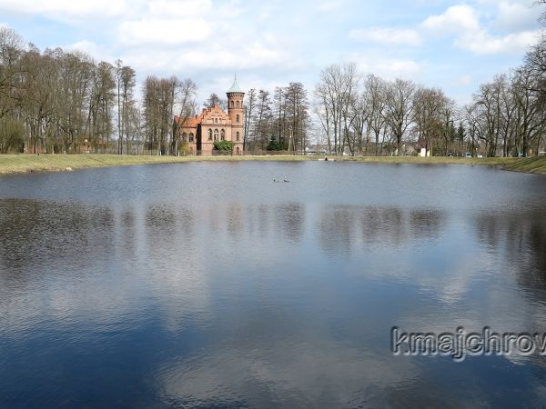 Zabytkowy zespół pałacowo - parkowy w Nowym Duninowie. Miedzy drogą krajową nr 62 i drogą wojewódzką nr 573