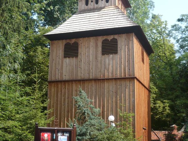 Dzwonnica drewniana z XVIII w.,dzwon ufundowała Jadwiga Sobocka  w 1558r.