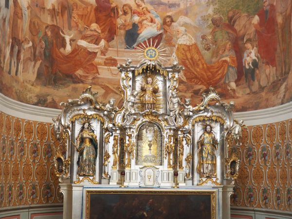 kościół pw. św. Józefa - wnętrze prezbiterium, zamknięte półkolistą apsydą, którą flankują zakrystie. Powyżej w sposób panoramiczny przedstawienie sceny  Pokłon