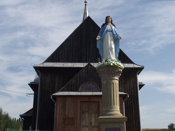 figura NMP Wspomożenia Wiernych - przed "starym" kościołem.