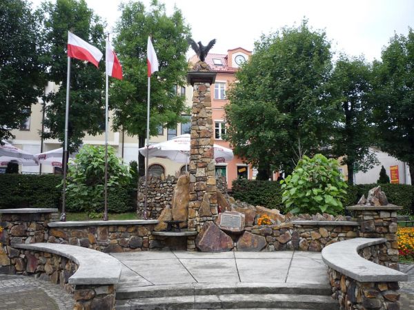 Ustrzyki Dolne. Obelisk w rynku.