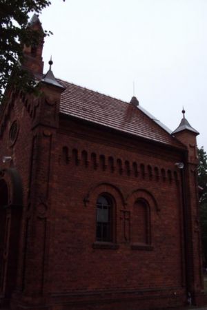 w kompleksie kościelnym jest też w bliskim sąsiedztwie cmentarz grzebalny, jest też murowana kaplica wzniesiona w 1880r. przez barona von Reiswitza jako wotum z