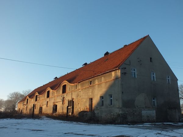 Jeden z budynków folwarcznych o ciekawej falującej linii dachu.