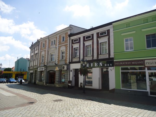 ul. Ks. Piotra Wawrzyniaka - widok na pierzeję poł.