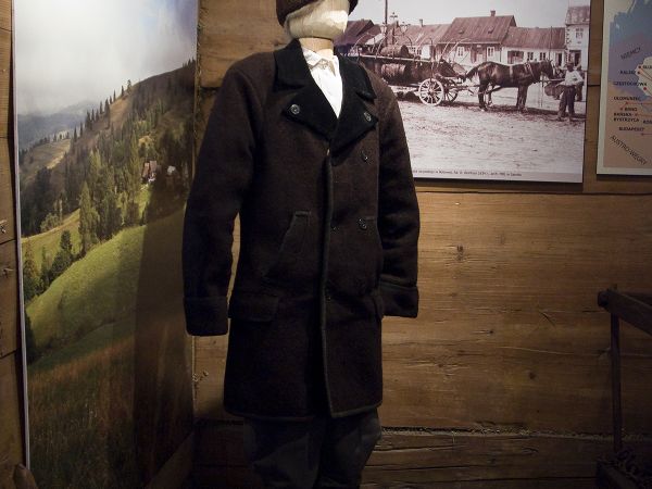 Łosie-zagroda maziarza , (wnętrze-strój maziarza).
  Zawód maziarza jest związany z miejscowością Łosie. Od dawien dawna okoliczni mieszkańcy produkowali i spr