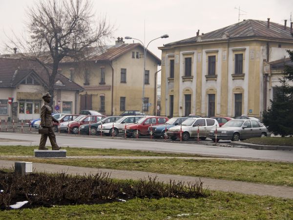 Nowy Sącz. Pomnik Kolejarza,  w głębi Dworzec Kolejowy