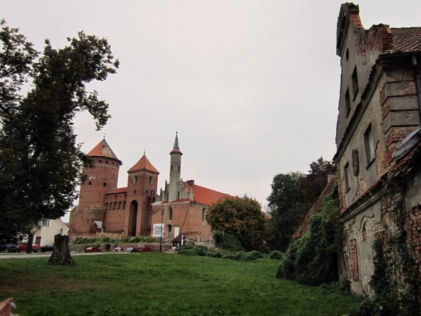 Widok przy Starej Plebanii. W pobliżu Starej Plebanii znajduje się Zamek Biskupów Warmińskich. Wieża dachu jest w remoncie-wymiana dachówek.