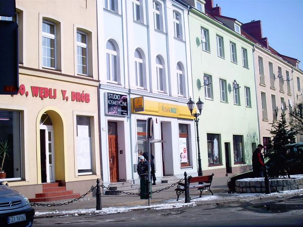 Okolo 15 placowek bankowo-kredytowych :(