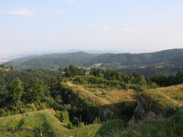 sąsiedztwo rozległej twierdzy bastionowej, wznoszonej w latach 1765-77 na Przełęczy Srebrnej. Twierdza składa się z sześciu fortów oraz wielu leśnych umocnień i